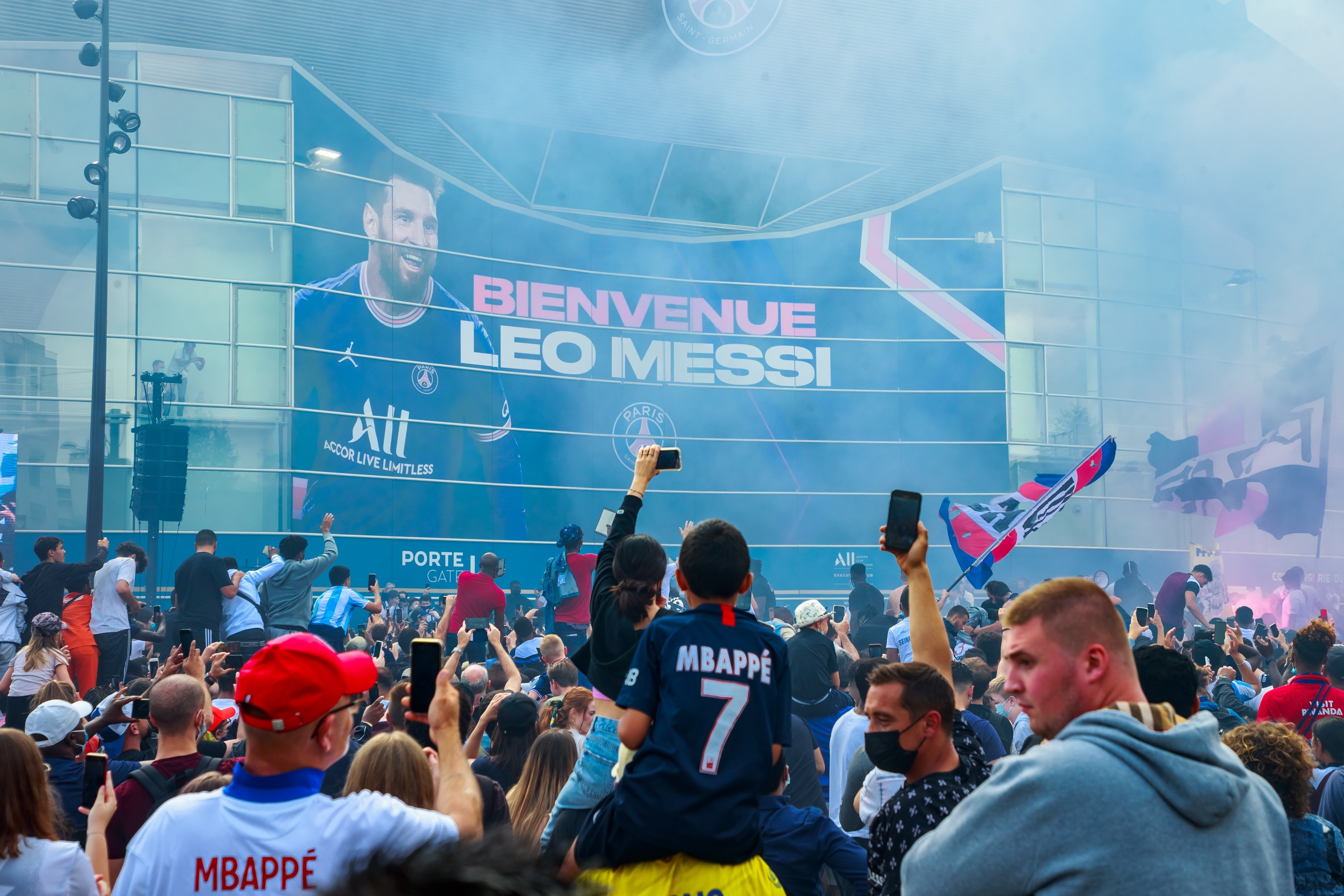 Messimania a París; trauma a Barcelona