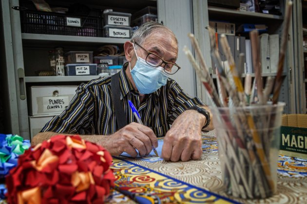 Antonio preparativos Fiestas de Gracia 2021 calle Llibertat - Montse Giralt