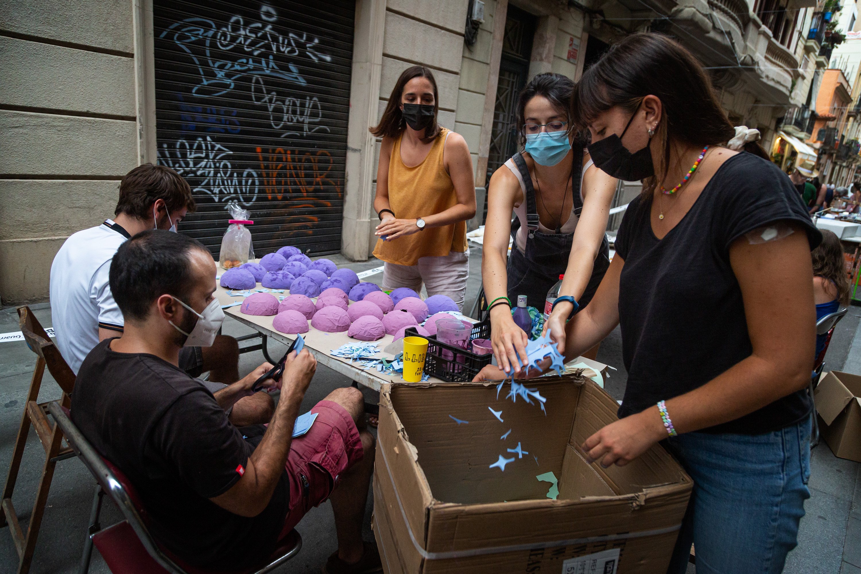 'Les Festes de Gràcia' and their treasure: the hands that keep the tradition alive
