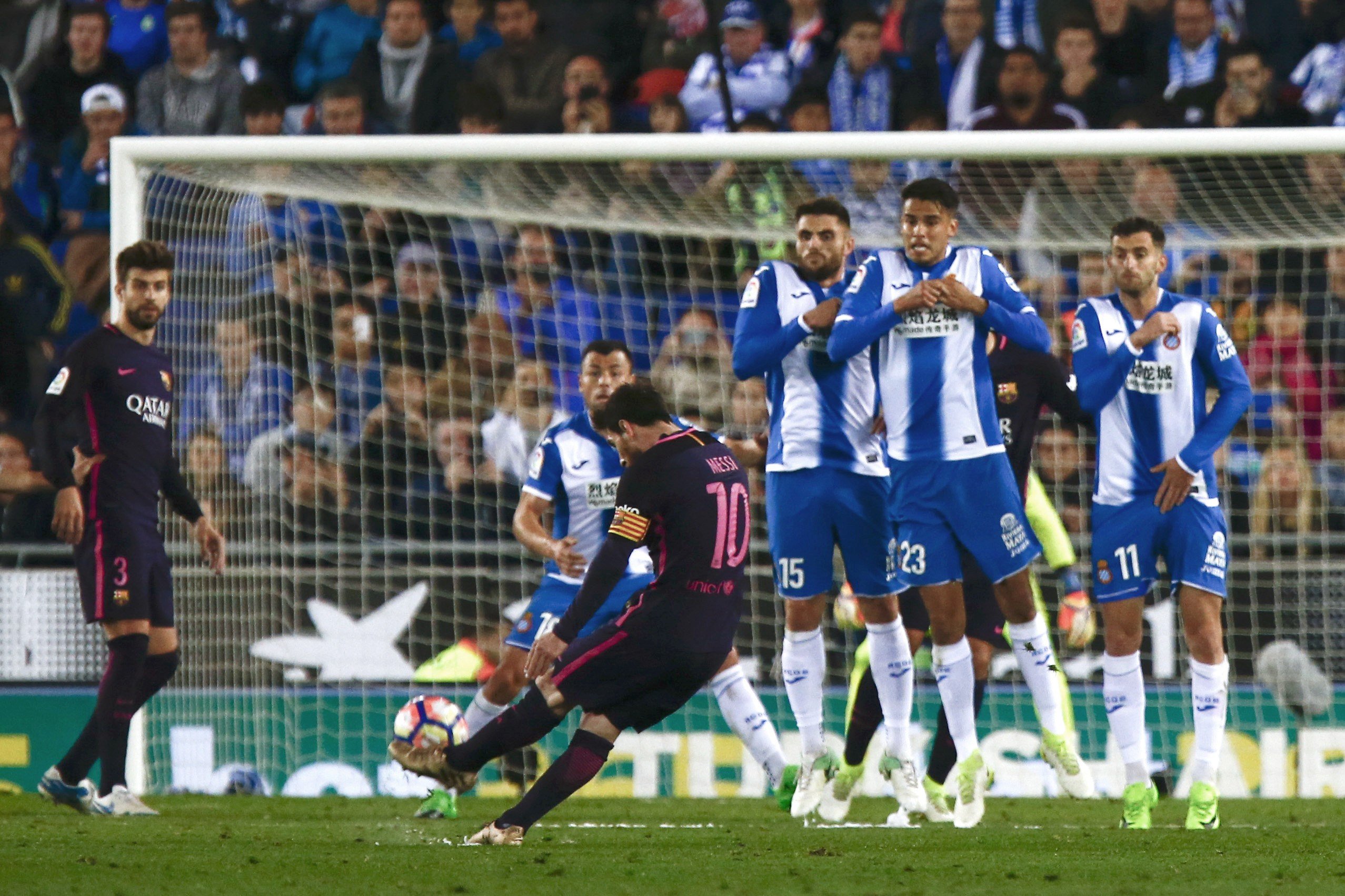 El Barça s'aïlla amb el derbi i amb futbol