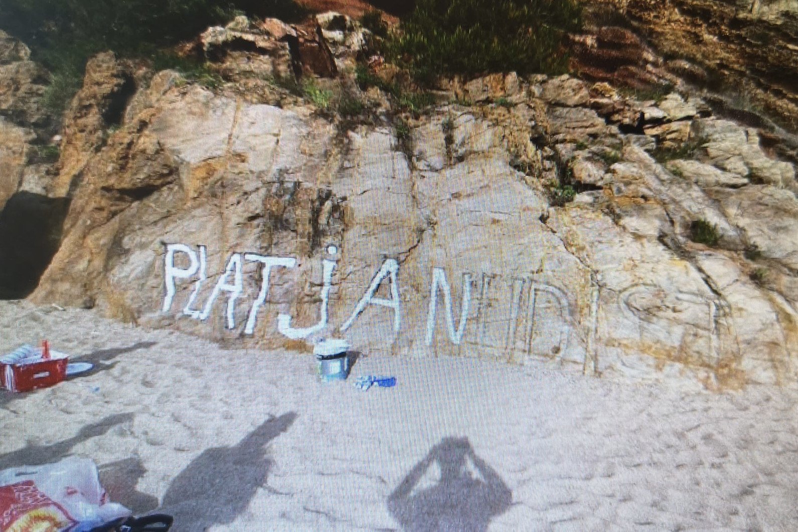 Multa de 1.420 euros per voler pintar 'platja nudista' en unes roques a Begur