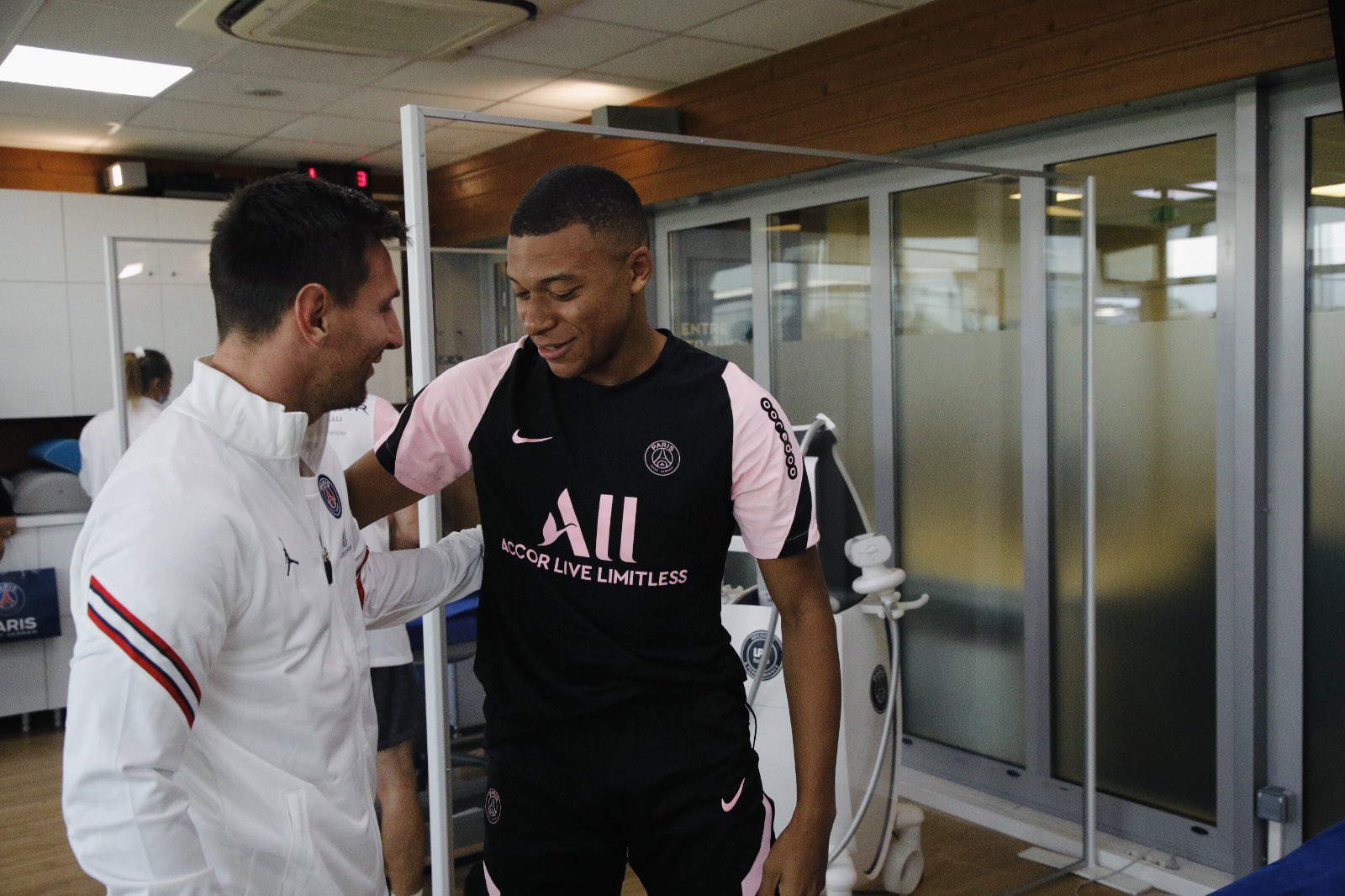 El abrazo de Mbappé con Messi que frustra las ilusiones del Real Madrid