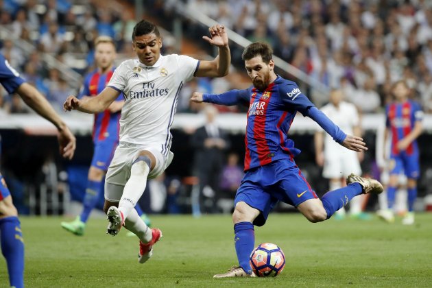 Leo Messi Casemiro Madrid Barça Santiago Bernabeu EFE