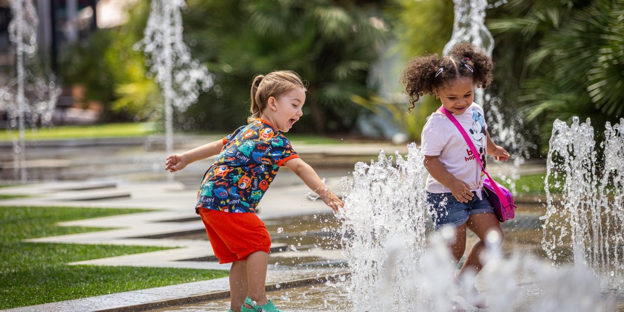 OLA DE CALOR - niños (Thiago y Vicky) jugando en una fuente - Montse Giralt