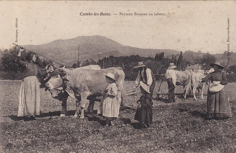 Membres d'una etxea. Lapurdi (finals del segle XIX). Font Blog Postales de Euskal Herria