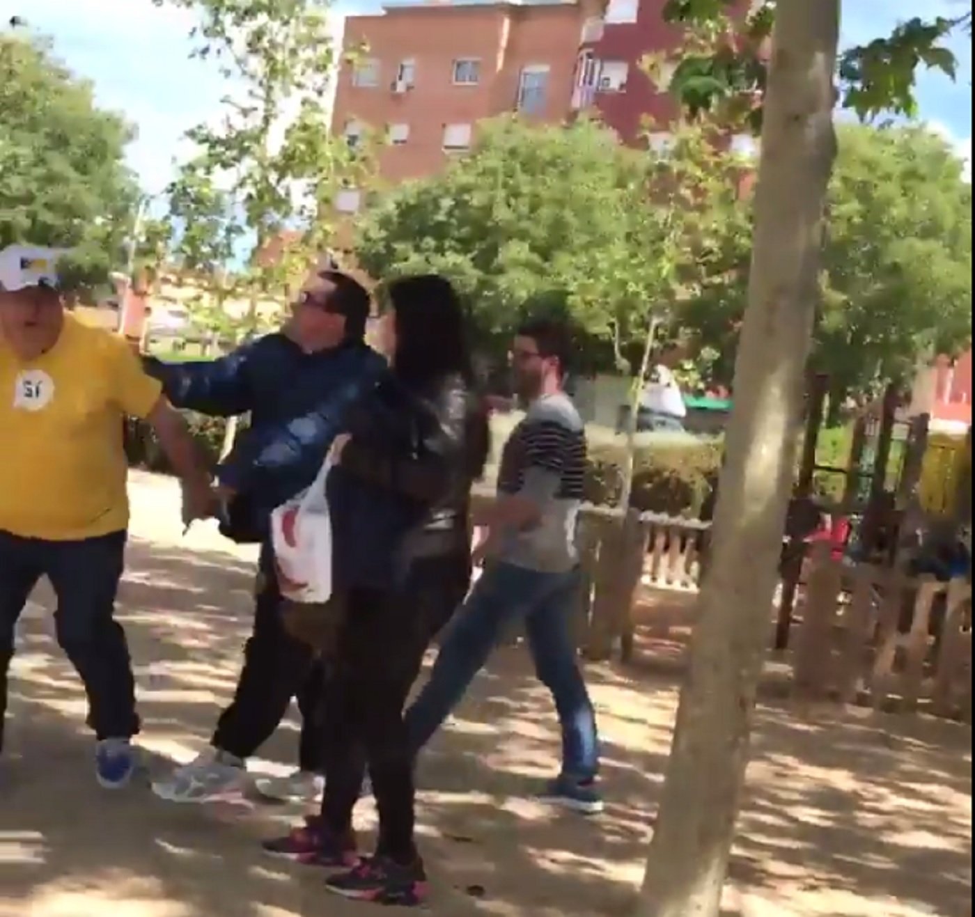 [VÍDEO] Increpen un membre de l’ANC a Terrassa quan repartia fulls pel referèndum