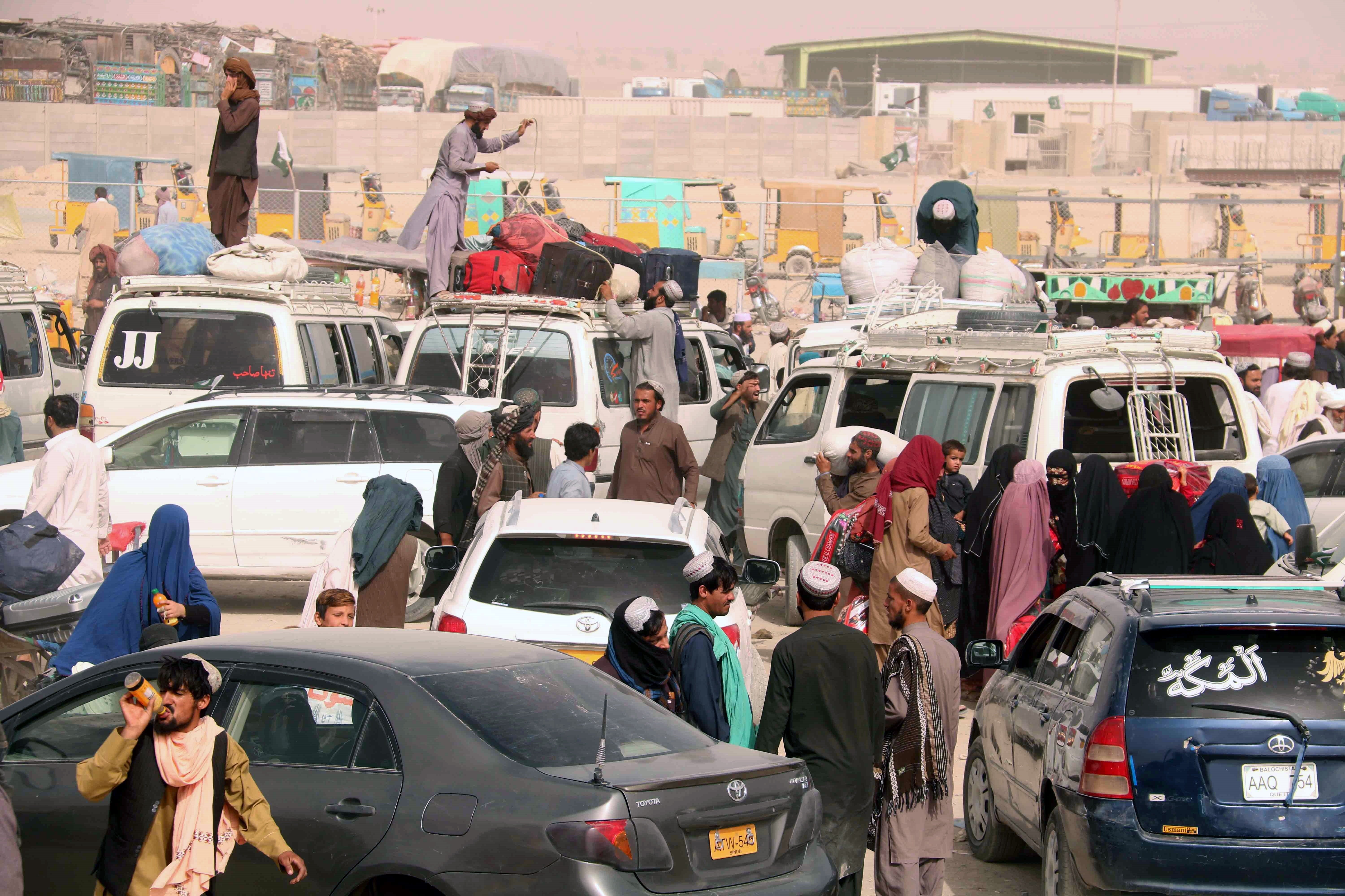 Desbandada: el presidente afgano abandona el país
