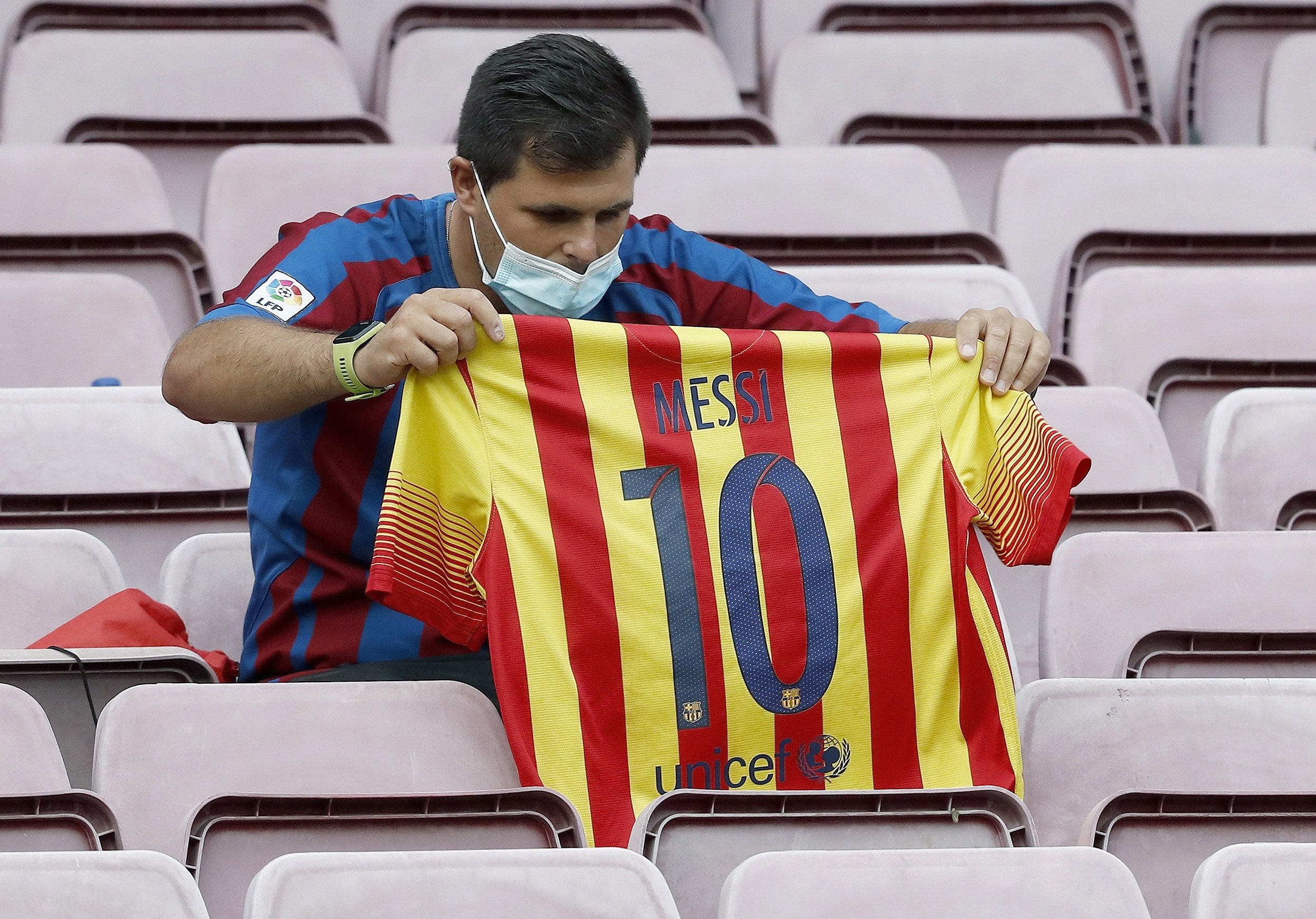Primer homenaje a Messi en el día del retorno del público al Camp Nou