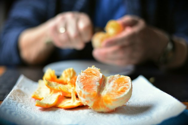 Pelar una fruta implica cocinarla, por extraño que suene / Foto: Congerdesign