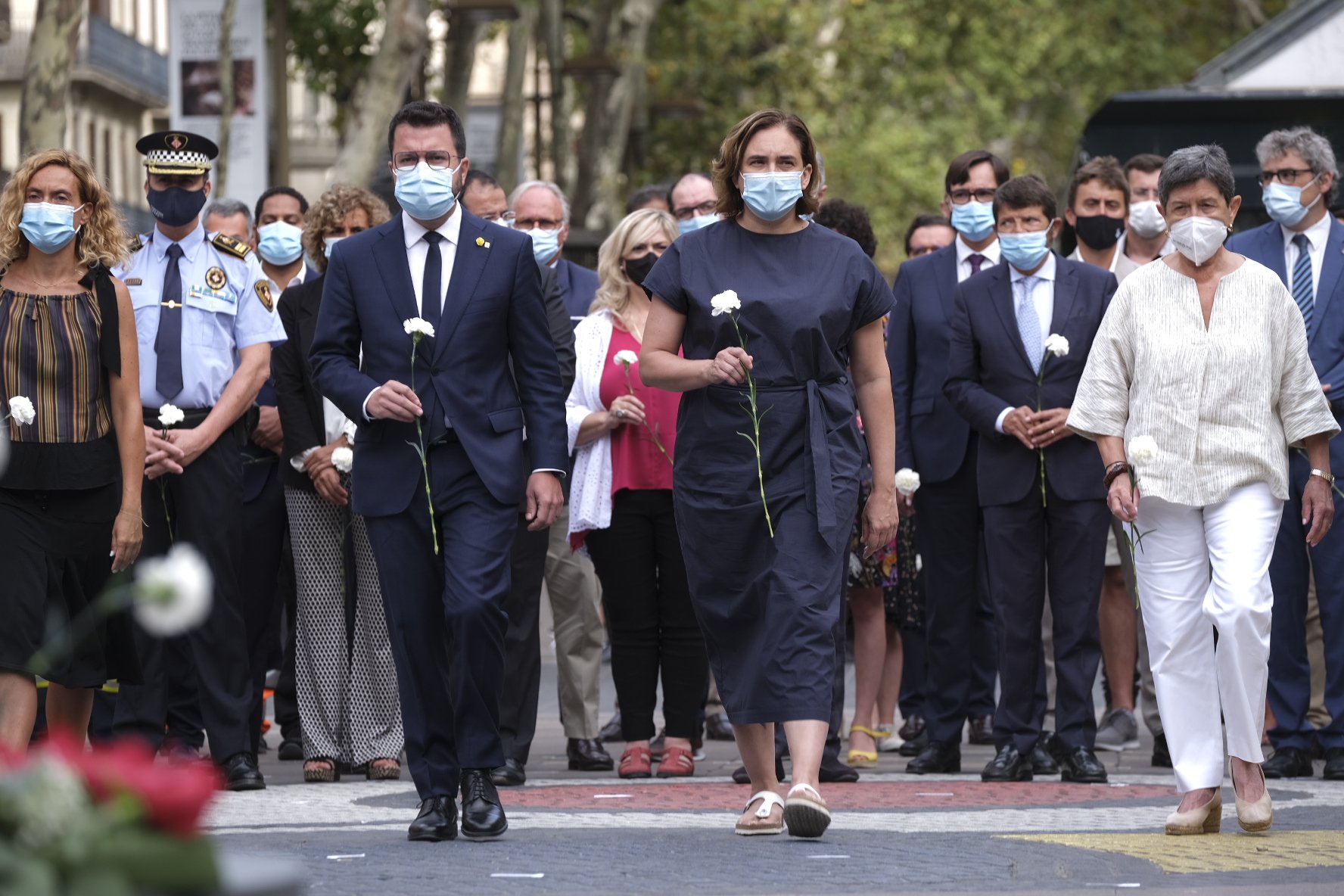 Las autoridades desfilan juntas a la ofrenda floral