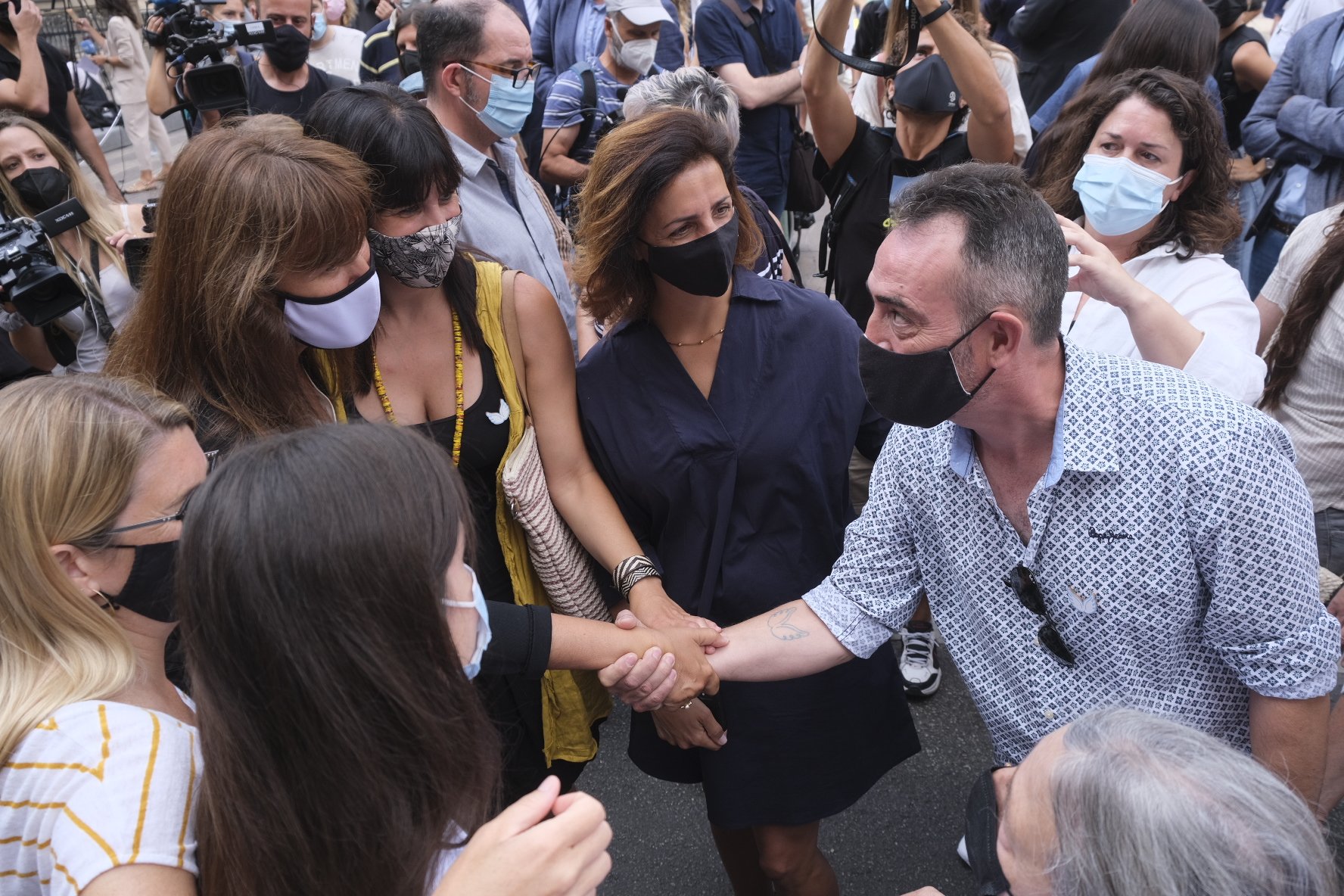 Los políticos, al lado de los familiares