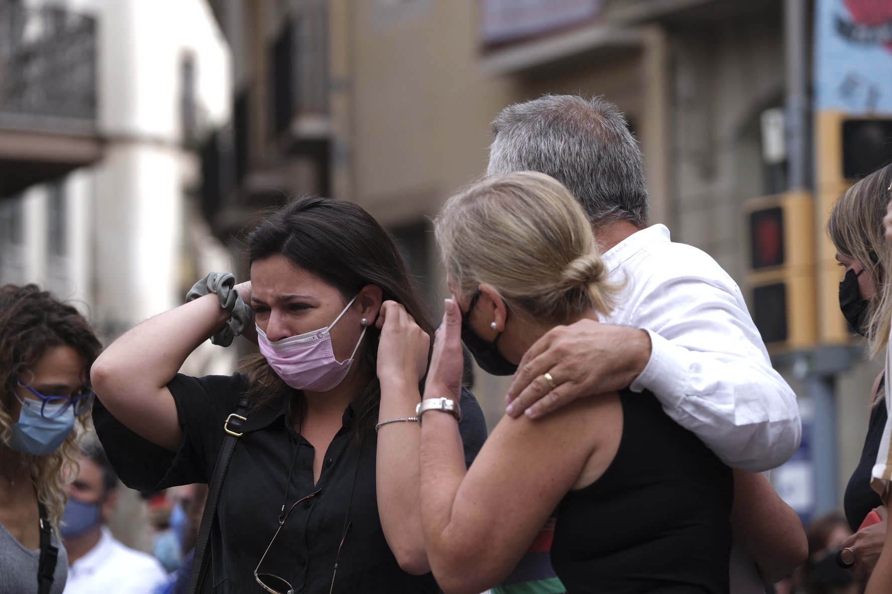 Los familiares de las víctimas se emocionan en el homenaje