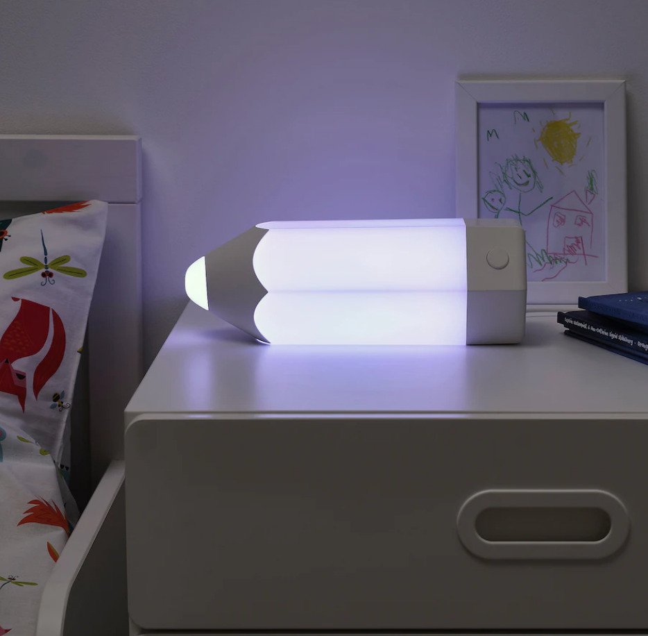 ikea mesilla noche lampara lapices colores