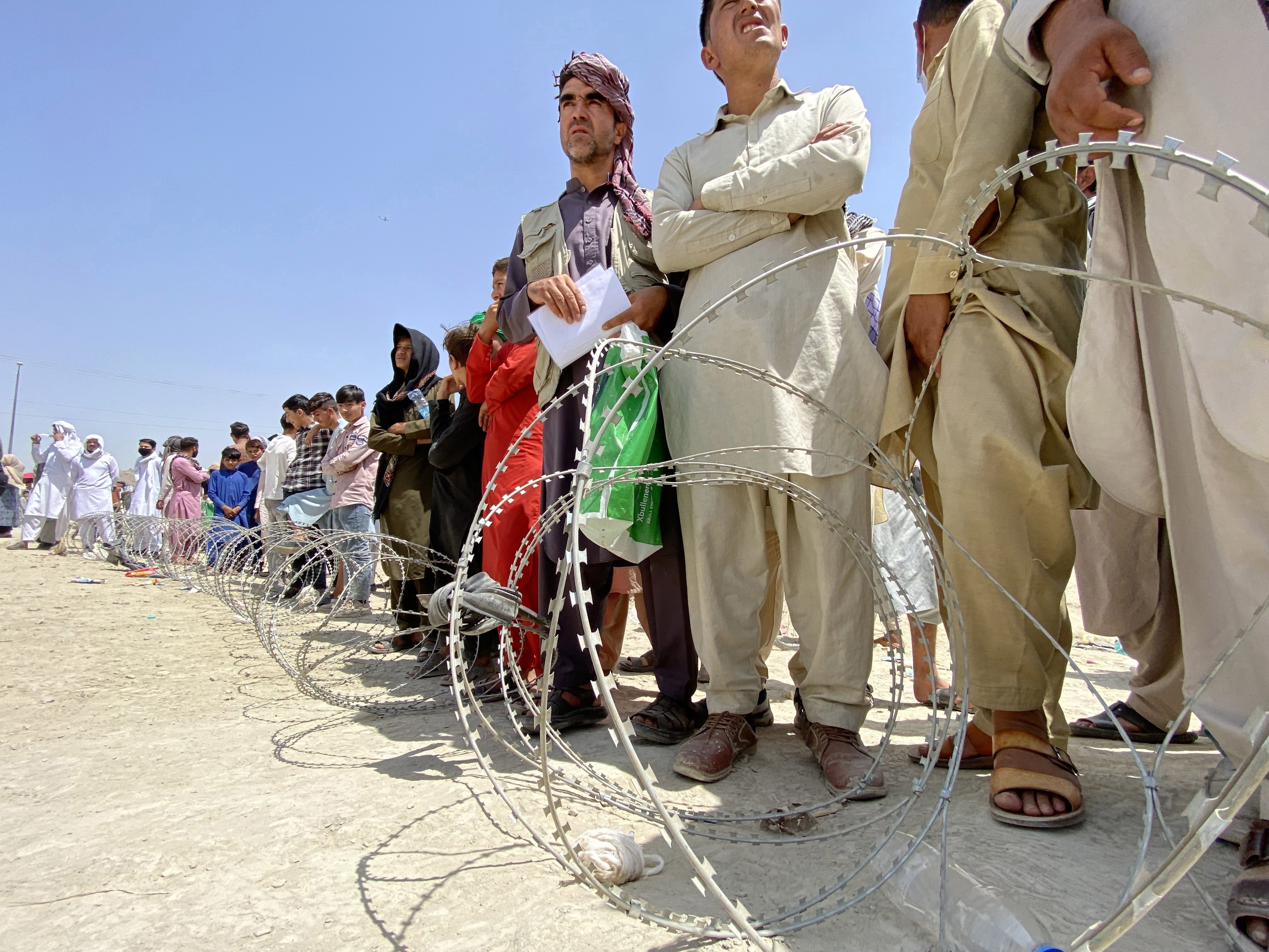 Tiros de los talibanes contra los afganos que quieren huir por el aeropuerto