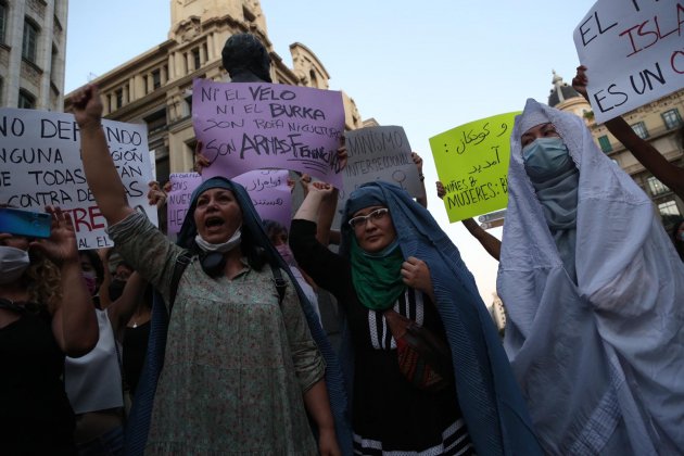 Concentración derechos mujeres niñas afganas barcelona montse giralt Concentración derechos mujeres niñas afganas barcelona montse giralt