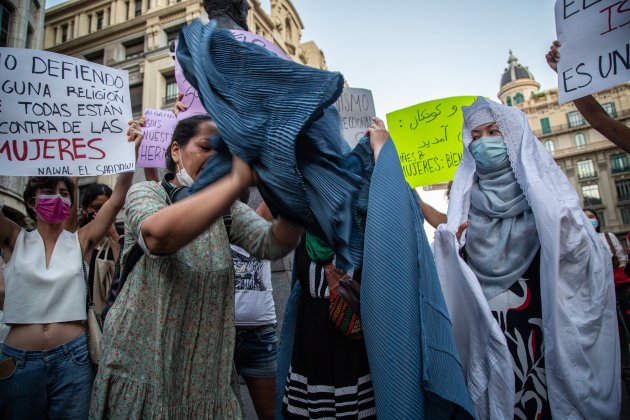 manifestacion derechos mujeres afganas barcelona montse giralt retocadas