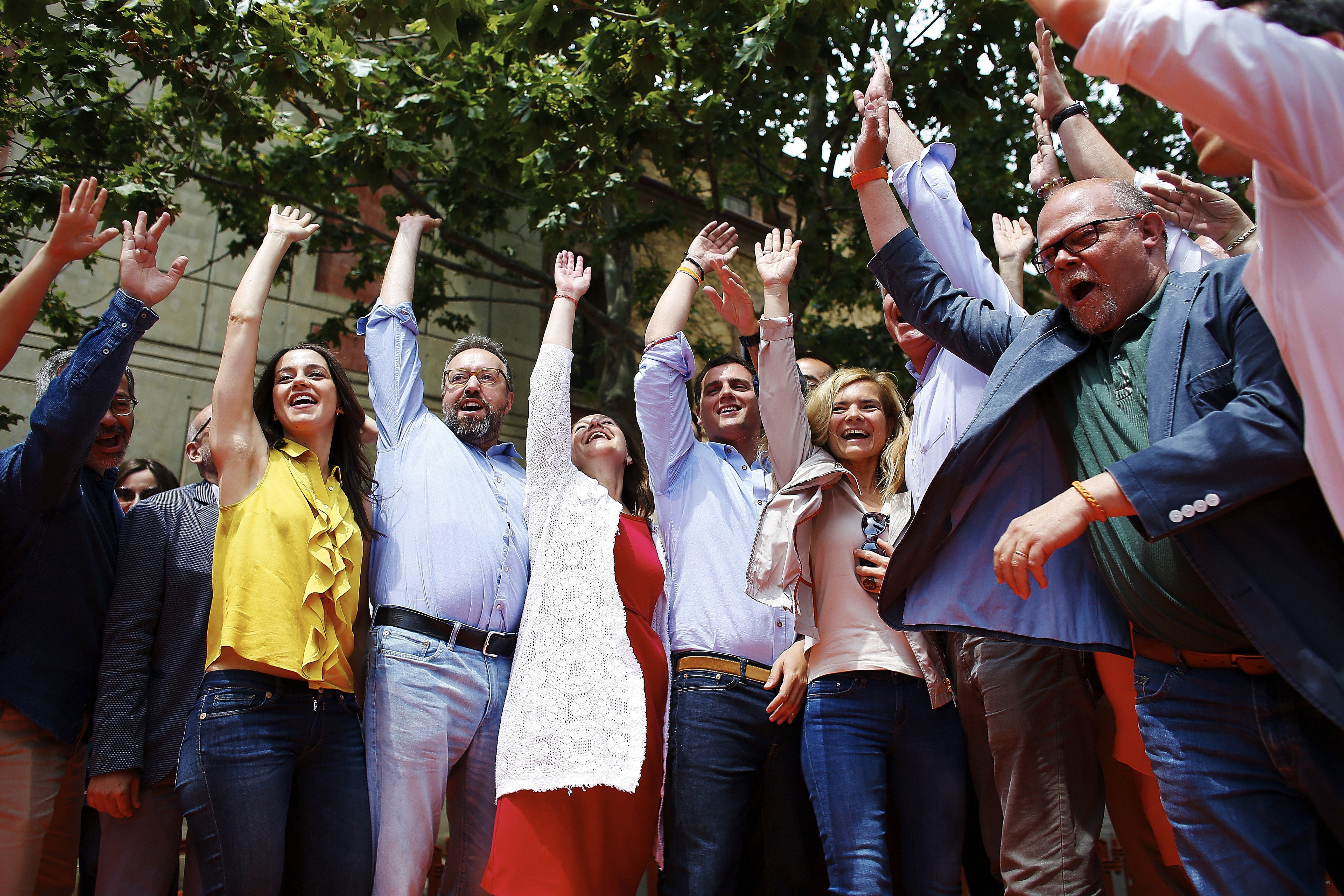 Un jove intenta rebentar el míting de Rivera amb crits d'independència