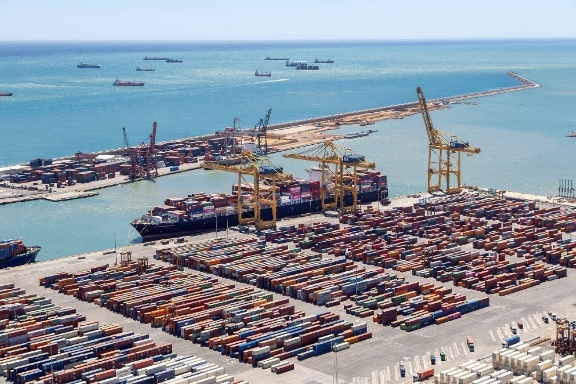 El tráfico de contenedores en el Port de Barcelona crece un 30% hasta julio