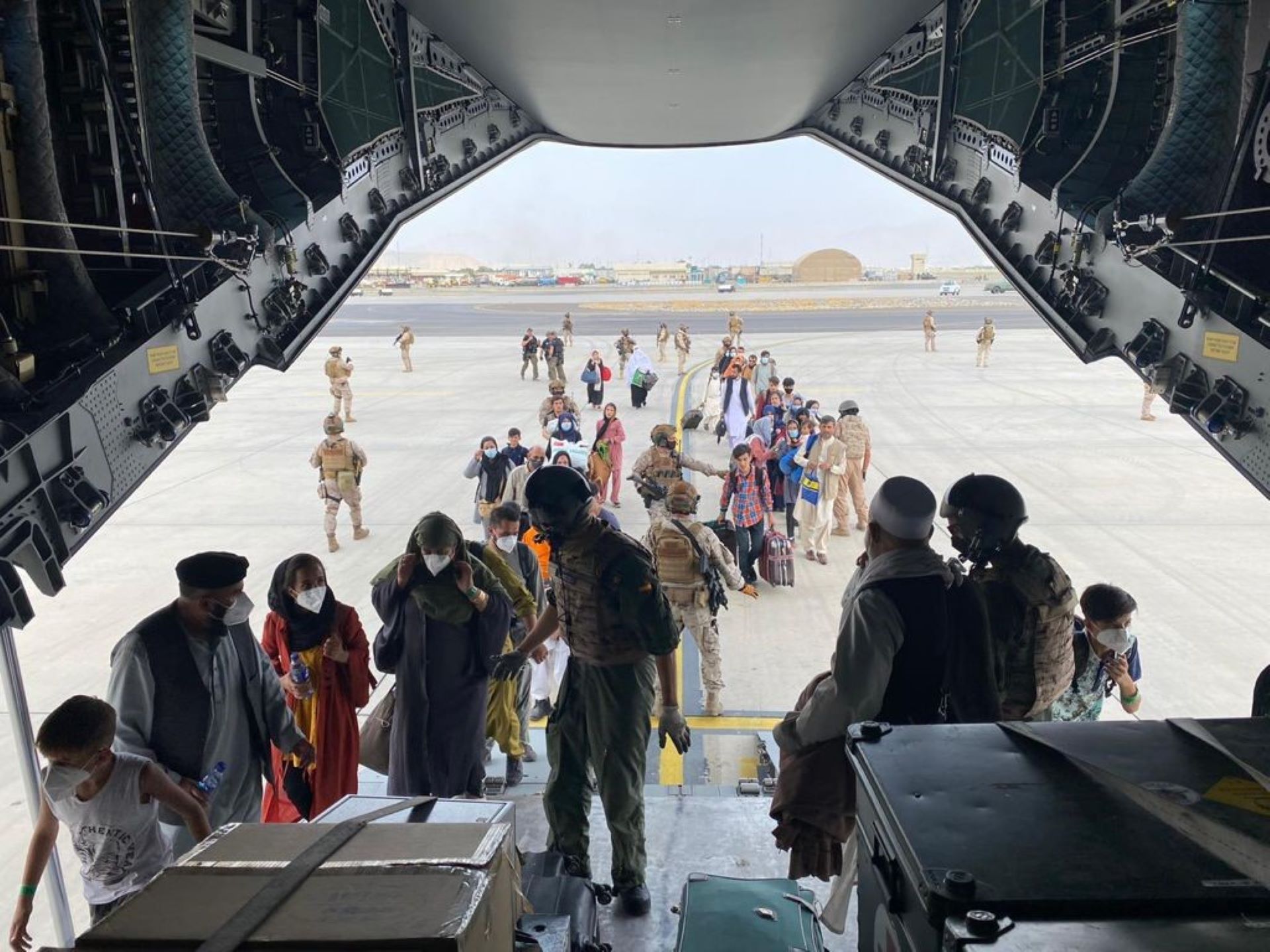 Sale de Kabul el primer avión de evacuación con españoles y afganos