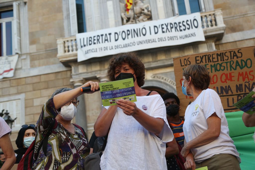 manifestación barcelona en apoyo a mujeres afganas 2 - montse giralt manifestación barcelona en apoyo a mujeres afganas 2 - montse giralt