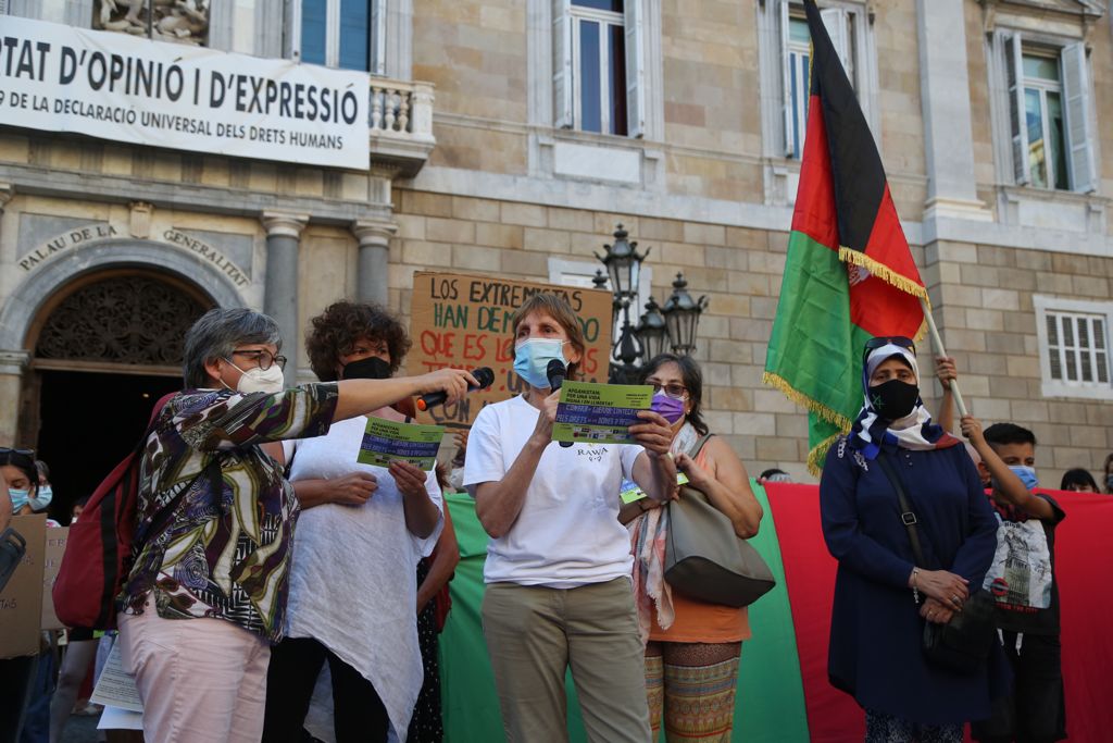 manifestación barcelona en apoyo a mujeres afganas 3 - montse giralt manifestación barcelona en apoyo a mujeres afganas 3 - montse giralt