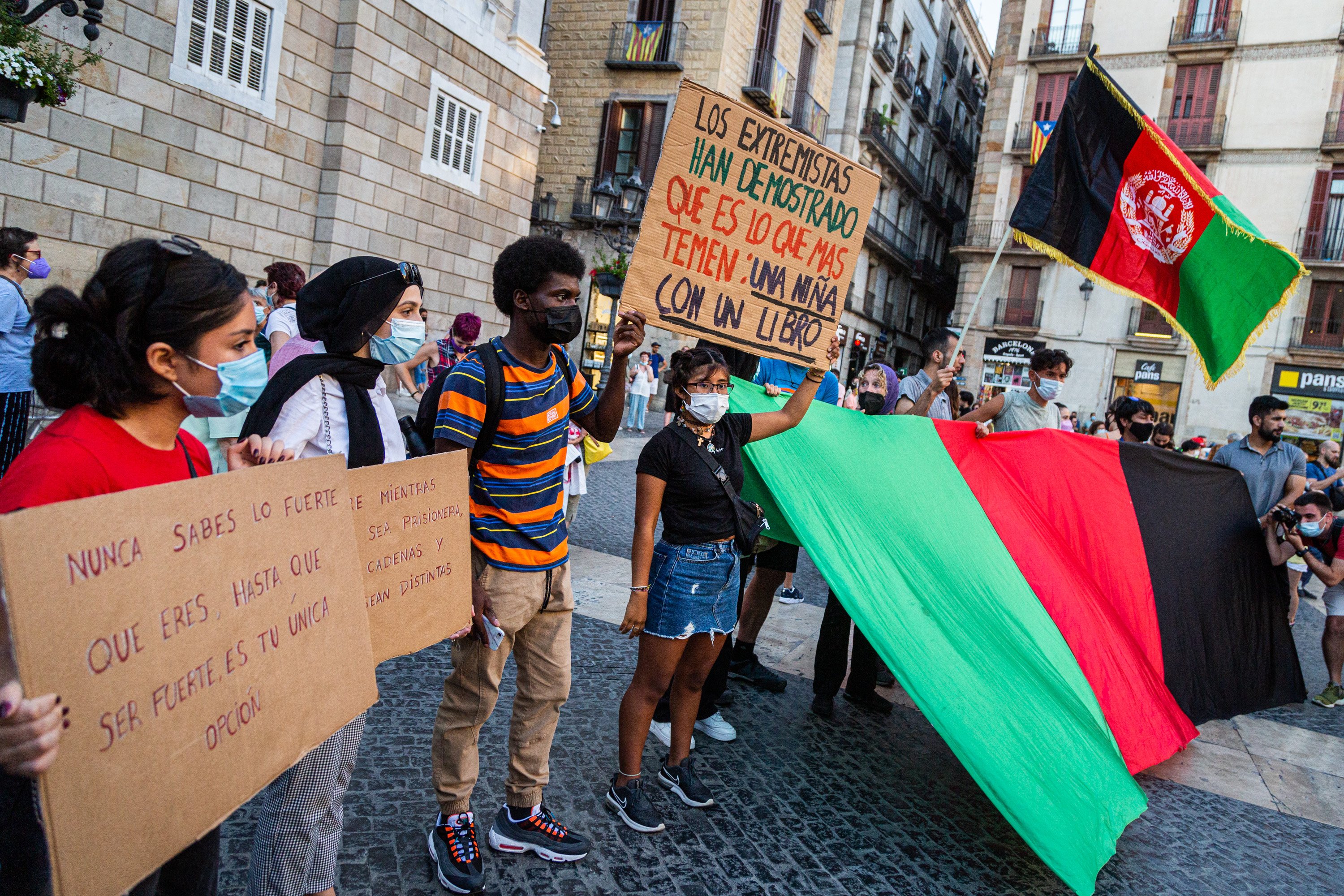 manifestación barcelona en apoyo a mujeres afganas - montse giralt