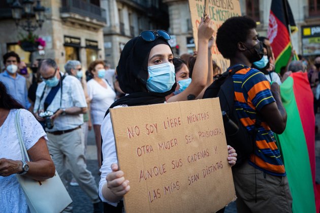 Concentración en Plaza Sant Jaume en apoyo a Afganistan - Montse Giralt