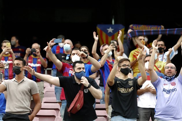 Camp Nou aficionados espectadores publico Barca EFE