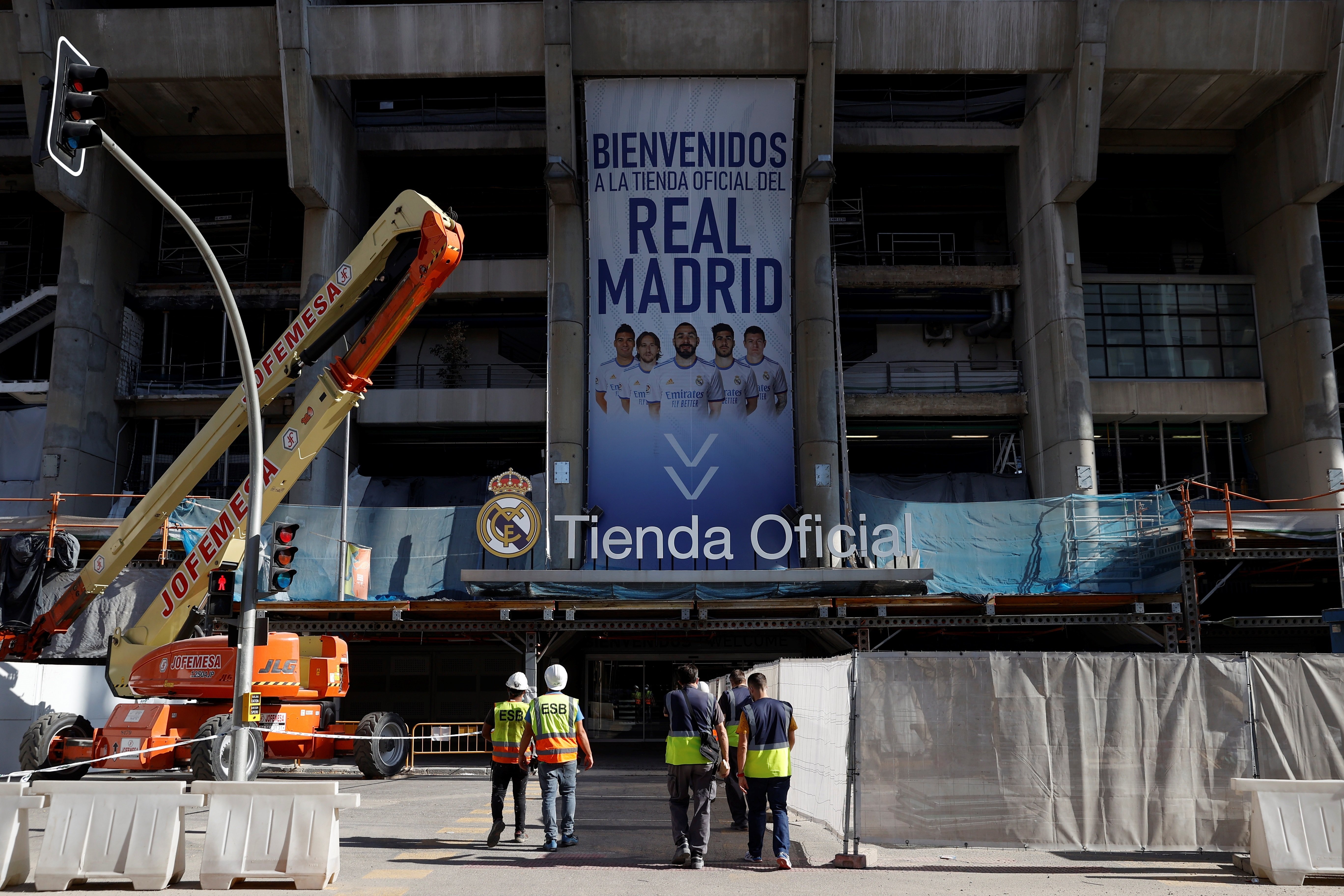 Interrupción adverbio Se asemeja Empotran un coche para robar en la tienda del Real Madrid en el Santiago  Bernabéu