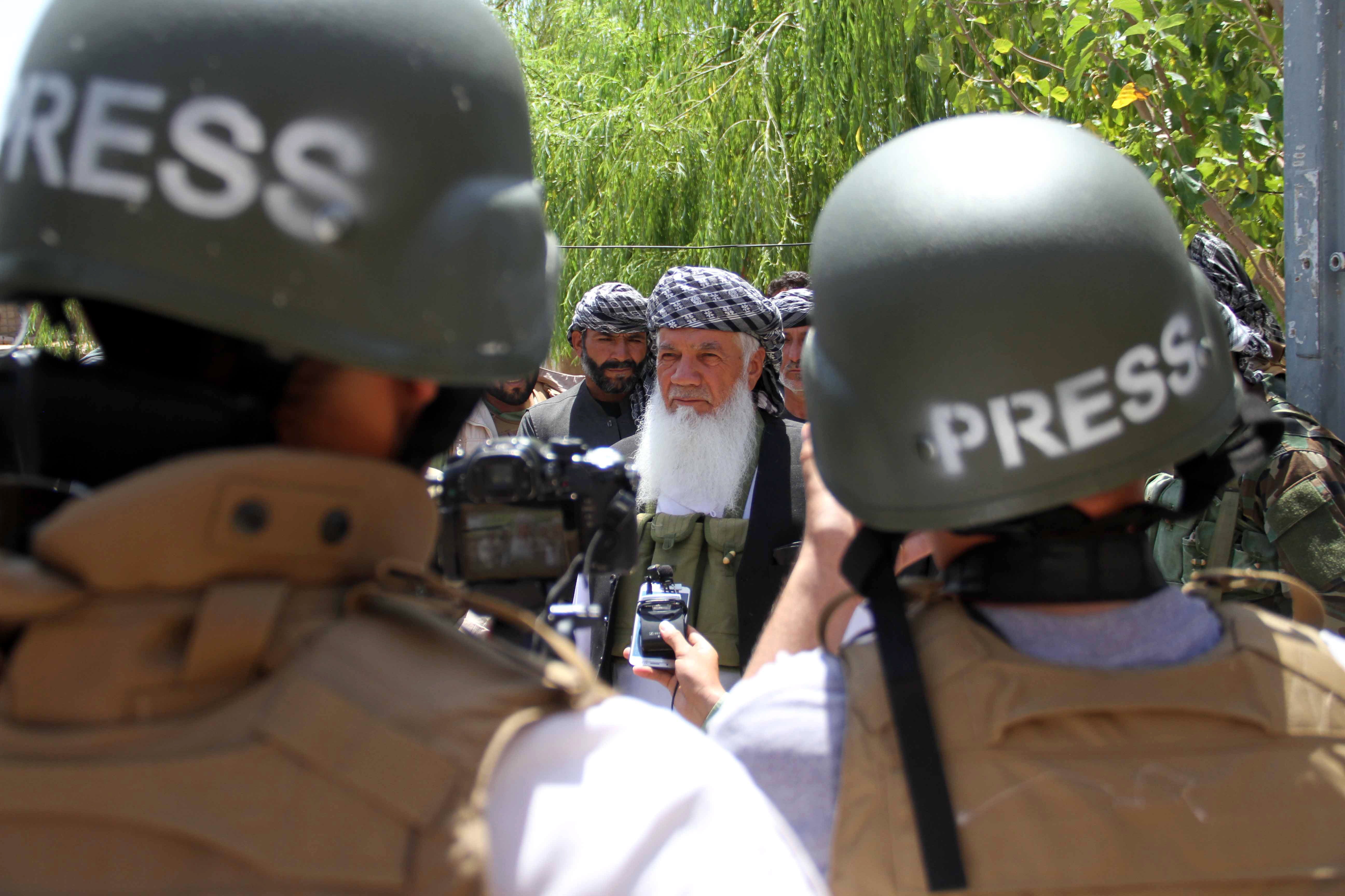Los talibanes matan a un familiar de un periodista de DW cuando lo buscaban a él
