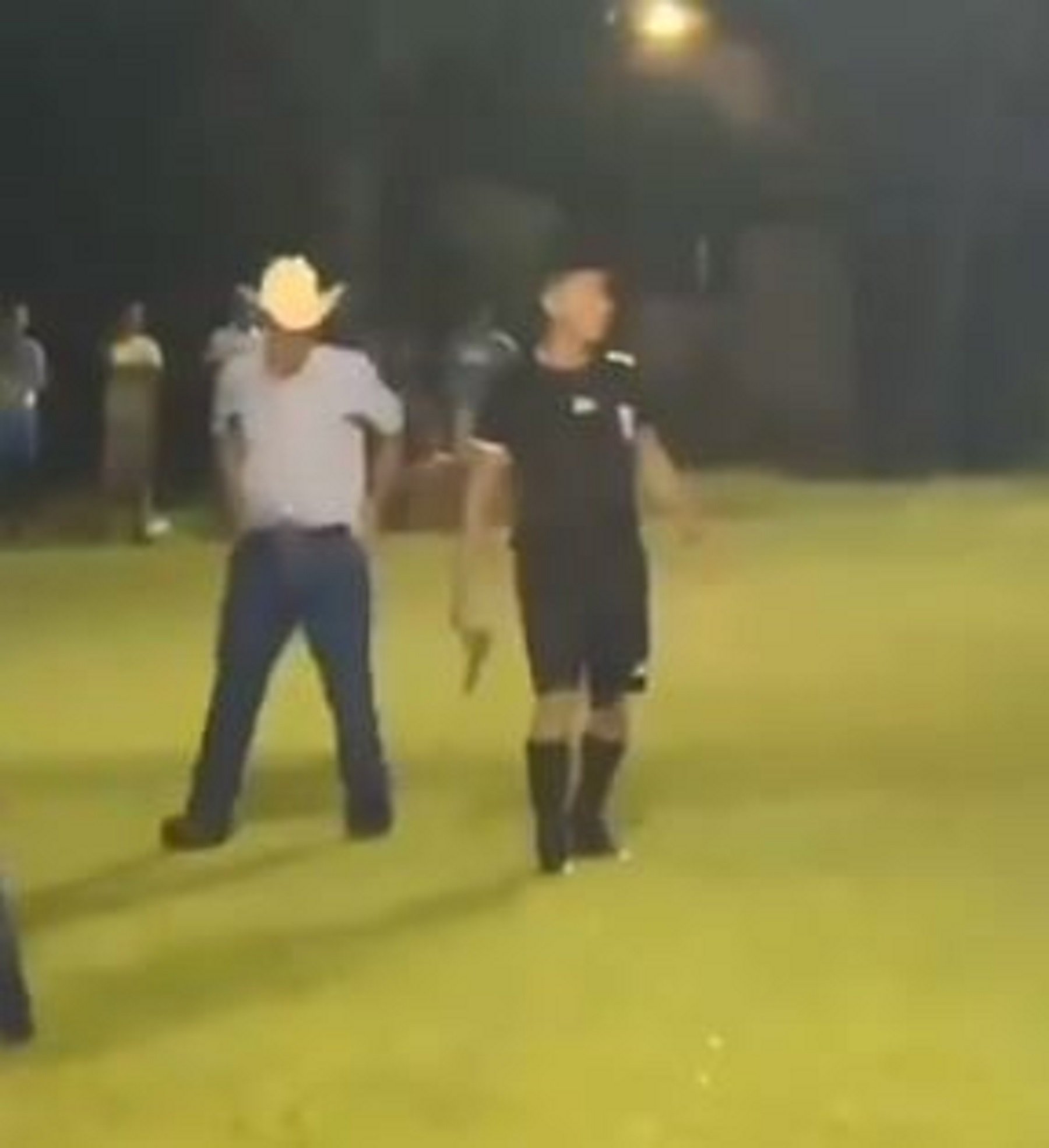 Vídeo | Un árbitro se defiende con una pistola de aficionados y jugadores