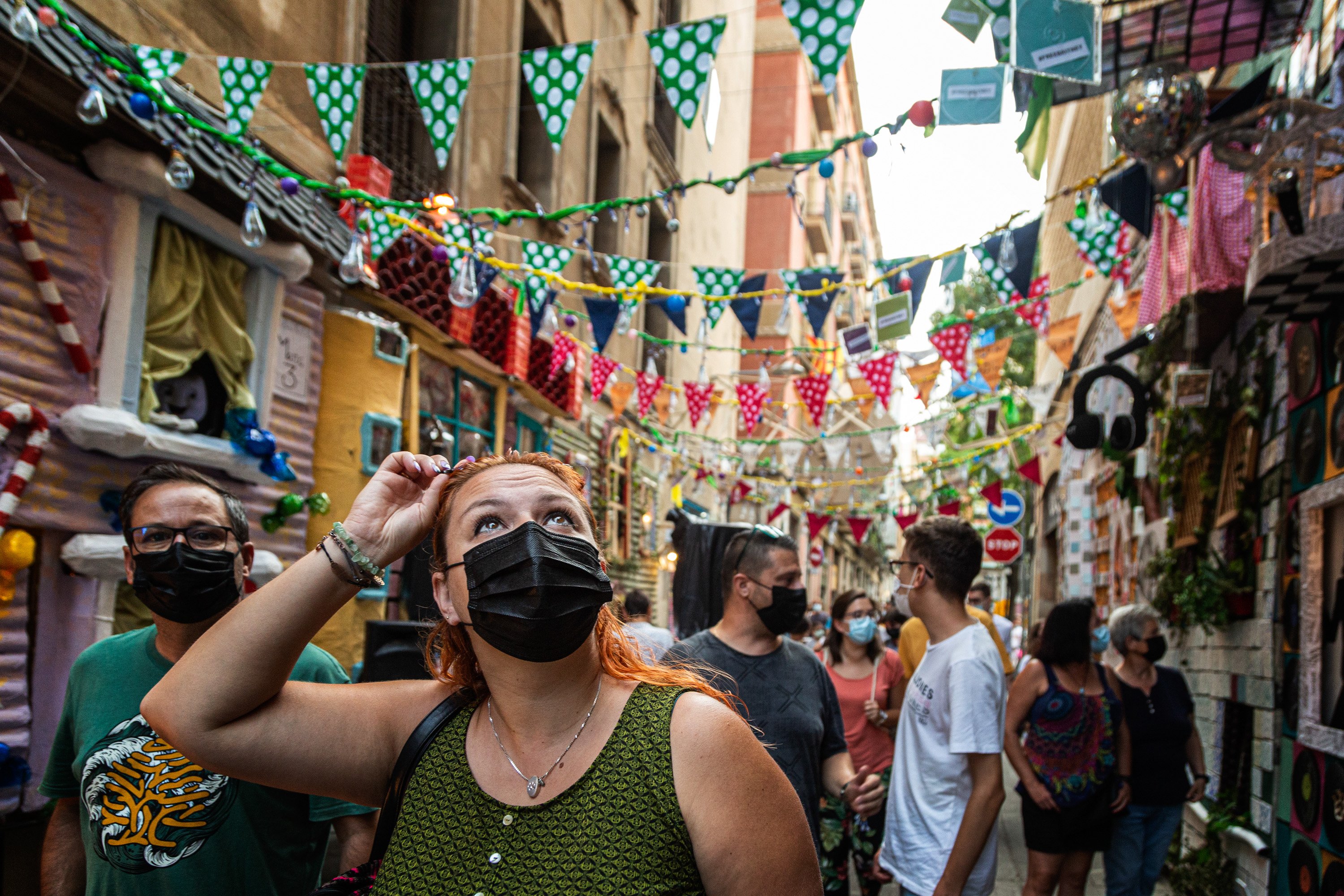 Con la mirada hacia arriba para ver los decorados