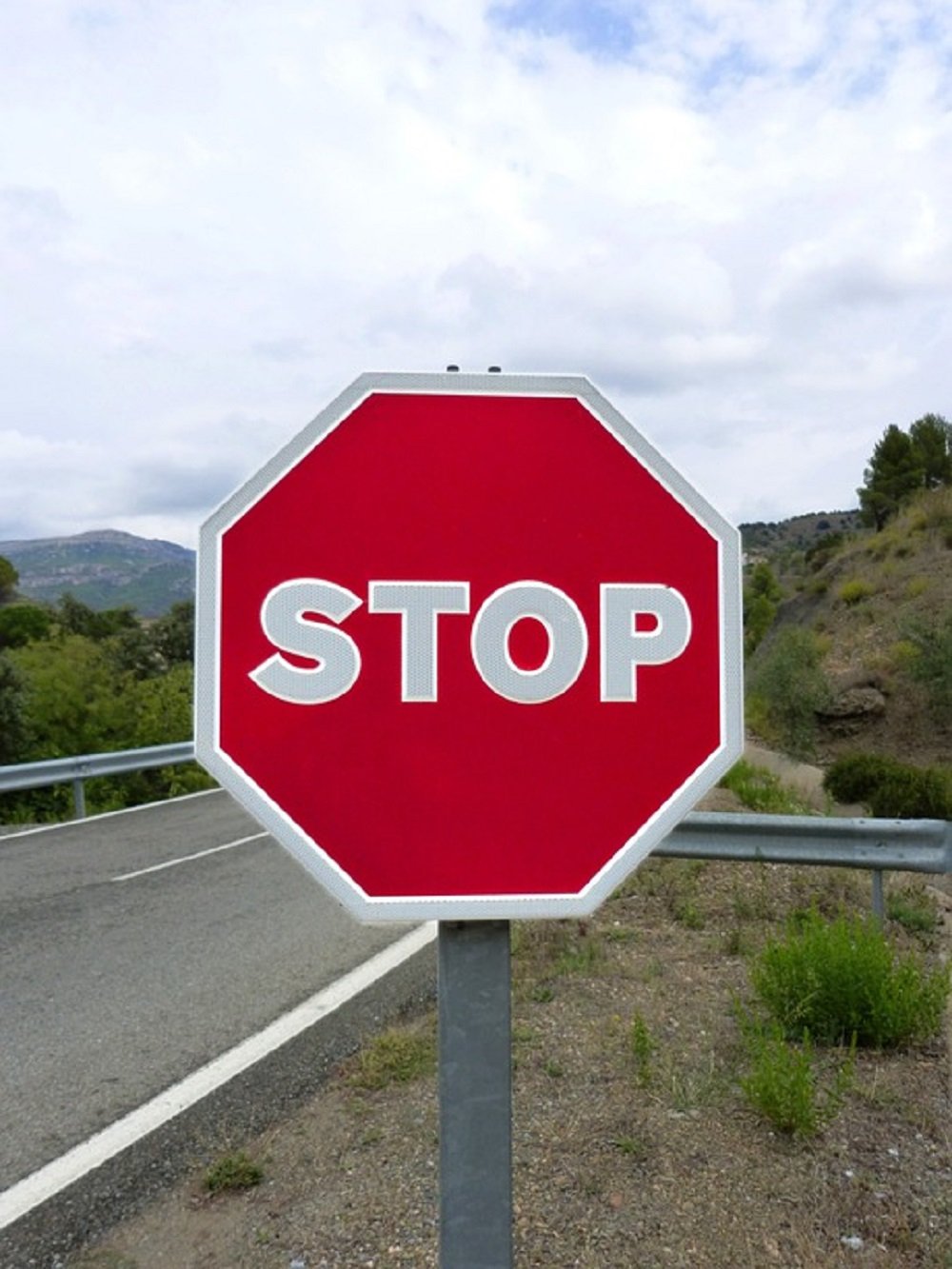 Esplugues da marcha atrás a rotular en castellano las señales de tráfico