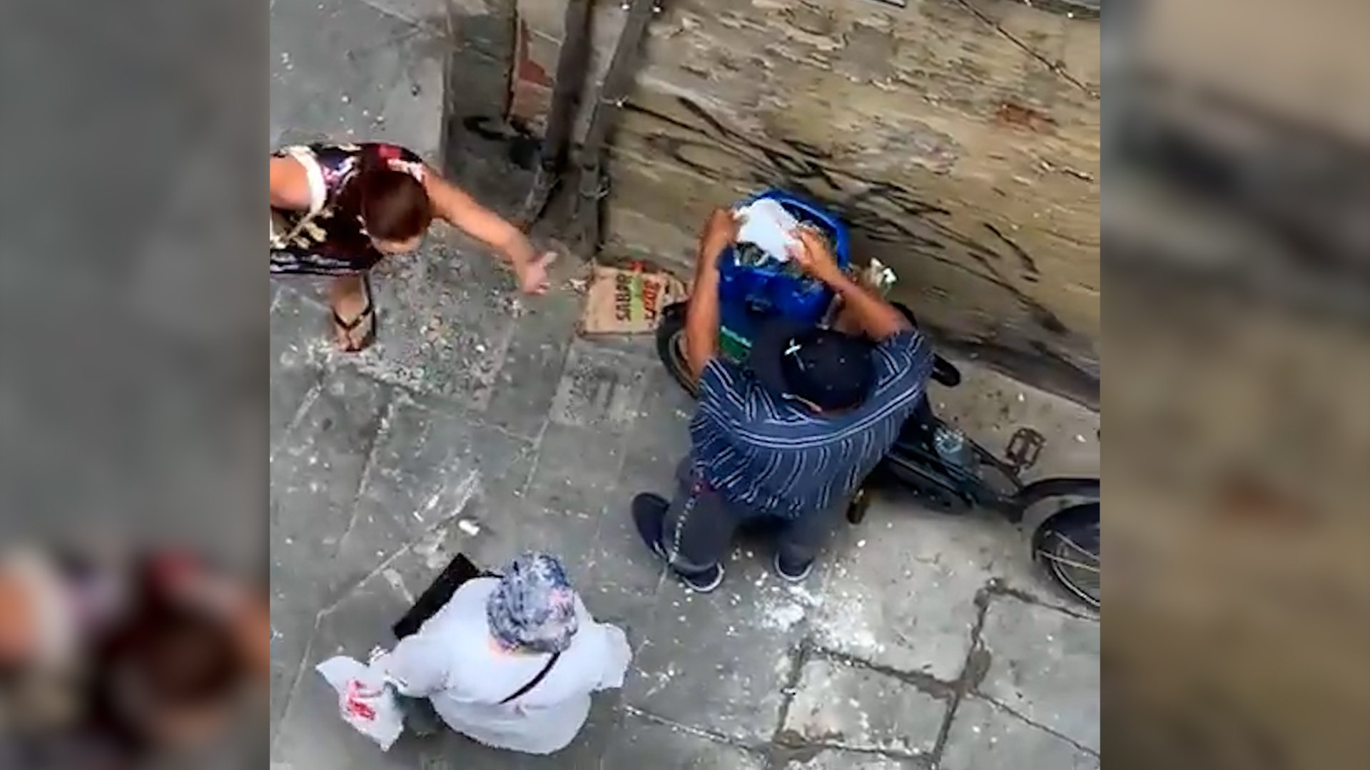 Lo que le faltaba al Raval: venta ambulante de sardinas en medio de la calle