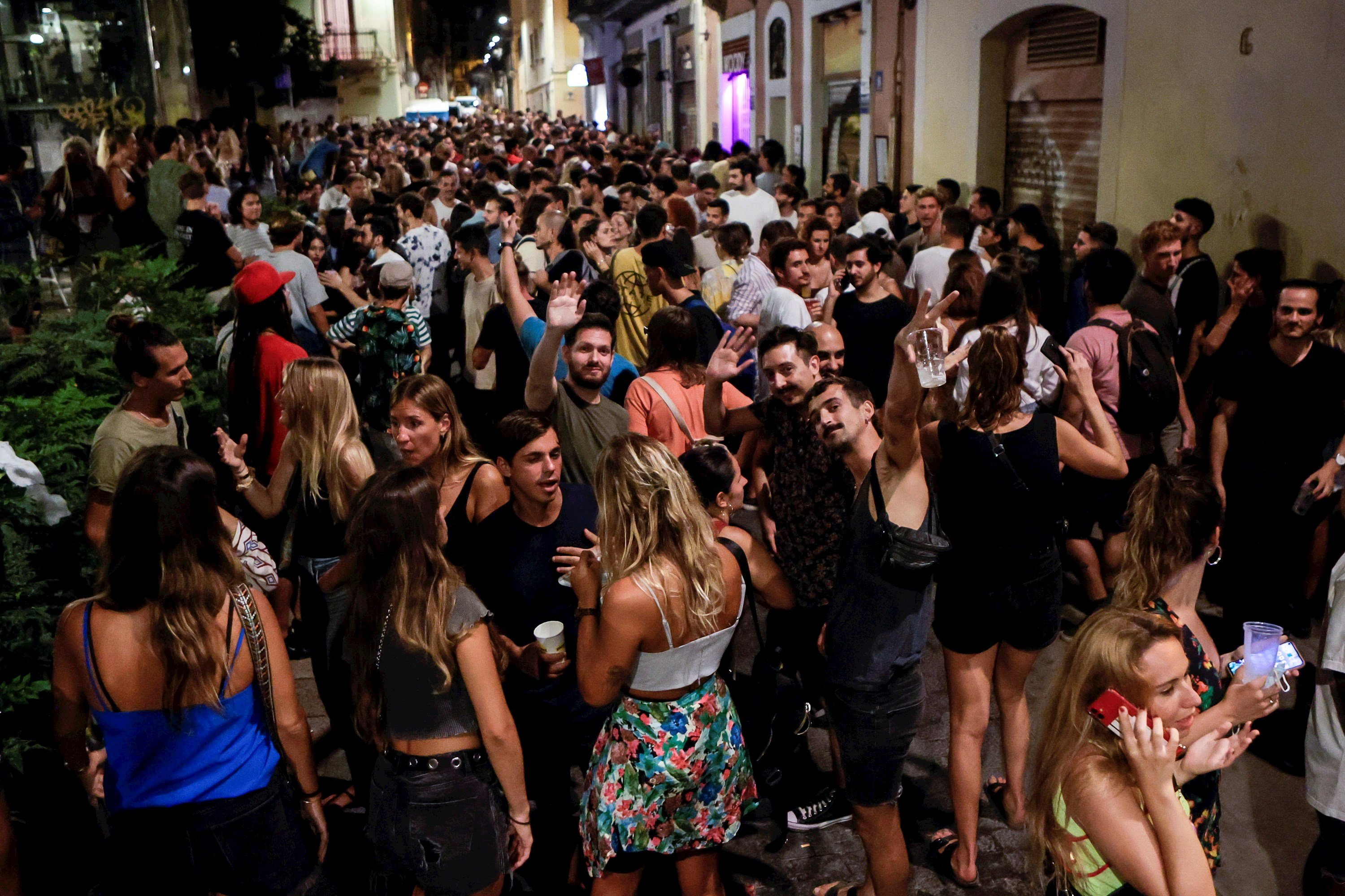 Botellones y aglomeraciones en Gràcia el primer viernes sin toque de queda