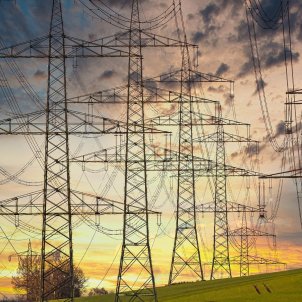El precio de la luz cae este sábado un 6%, hasta los 110,14 euros/MWh