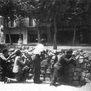 Fets de Maig. Barricada a l'Eixample. Wikimedia commons