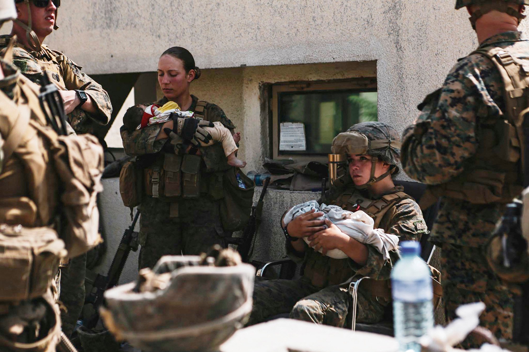 Sano y salvo el bebé afgano que recogieron los soldados americanos