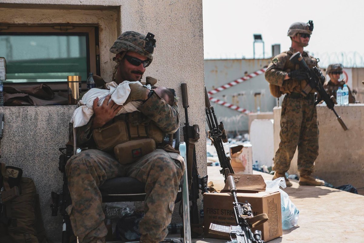 marinas soldados americanos aropuerto kabul afganistan bebe OS Central Command