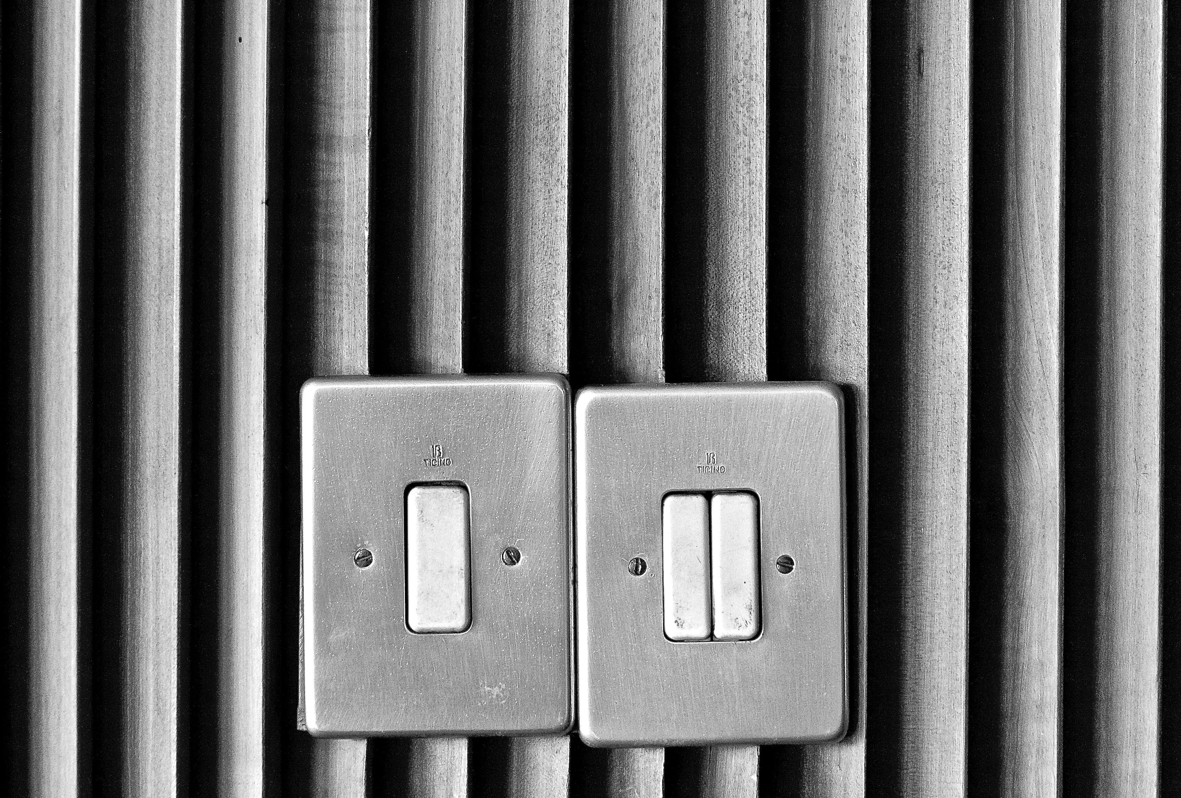 El precio de la luz baja de los 100 euros este lunes