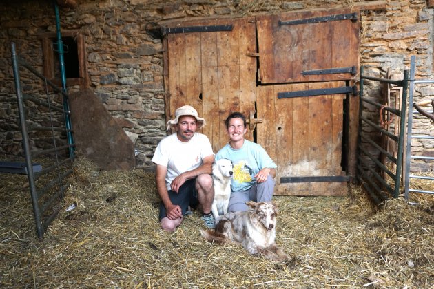 Miquel y Sara con sus perros pastores / Foto: Joan Carbó