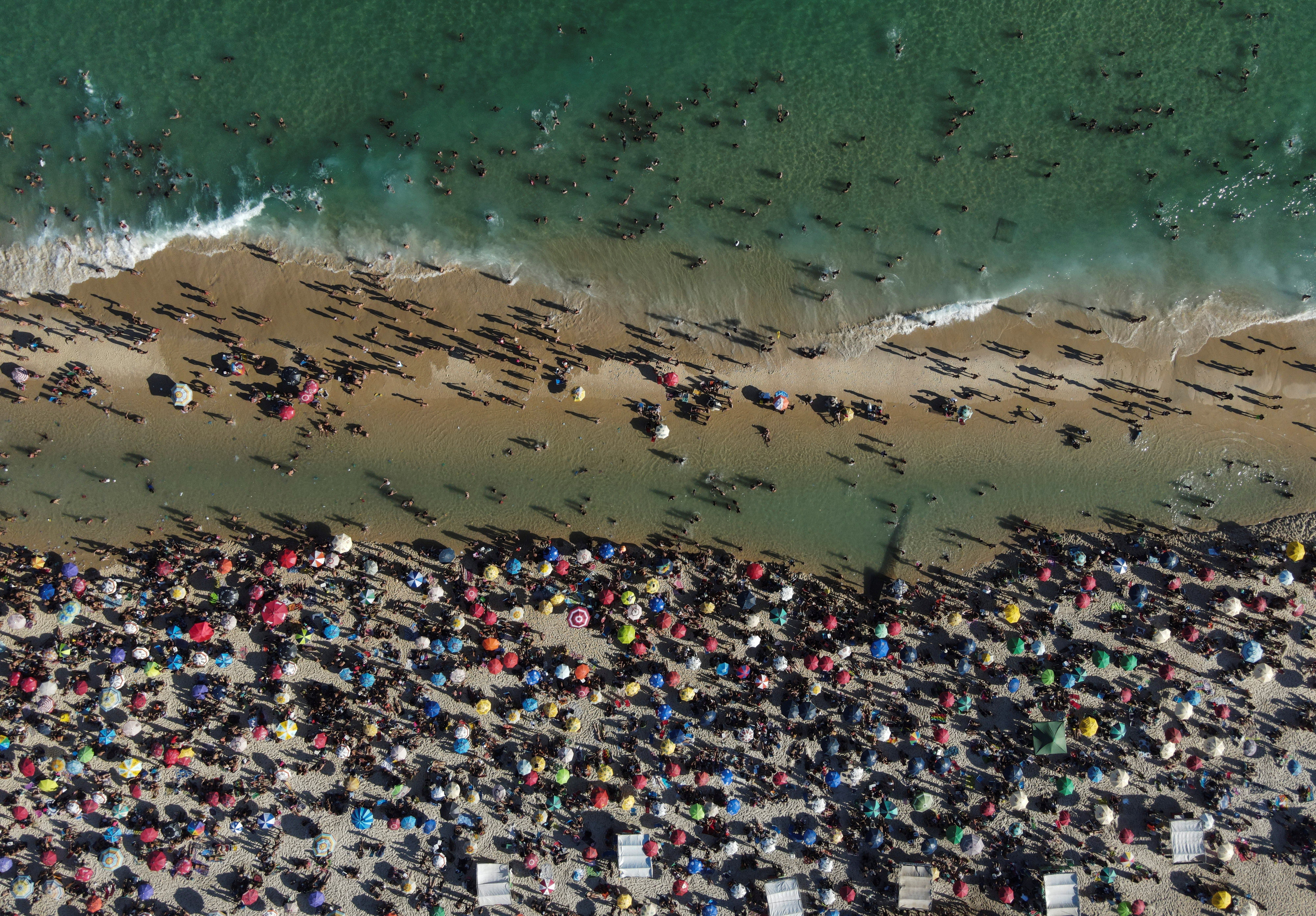 Los brasileños, amontonados en las playas a pesar de la variante Delta