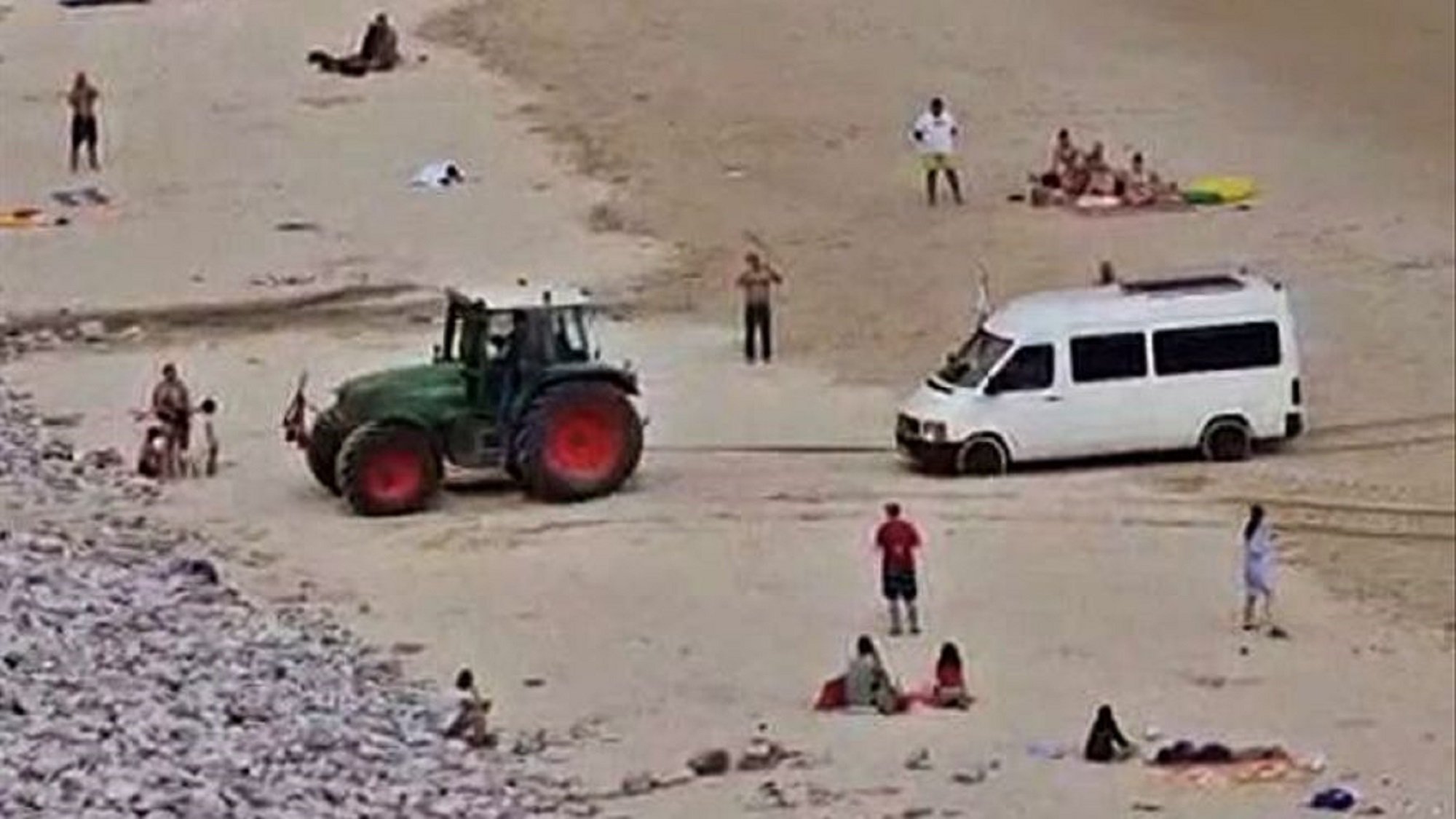 Unos turistas franceses aparcan en mitad de la playa: "Nos guio el GPS"