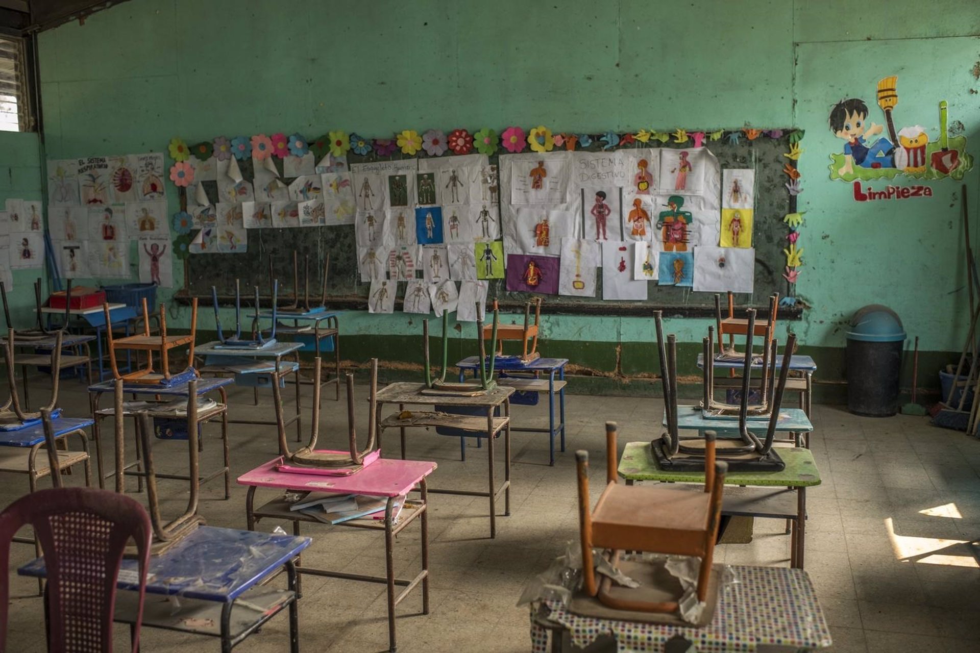 La covid-19 ajorna el primer curs escolar d'uns 140 milions d'infants