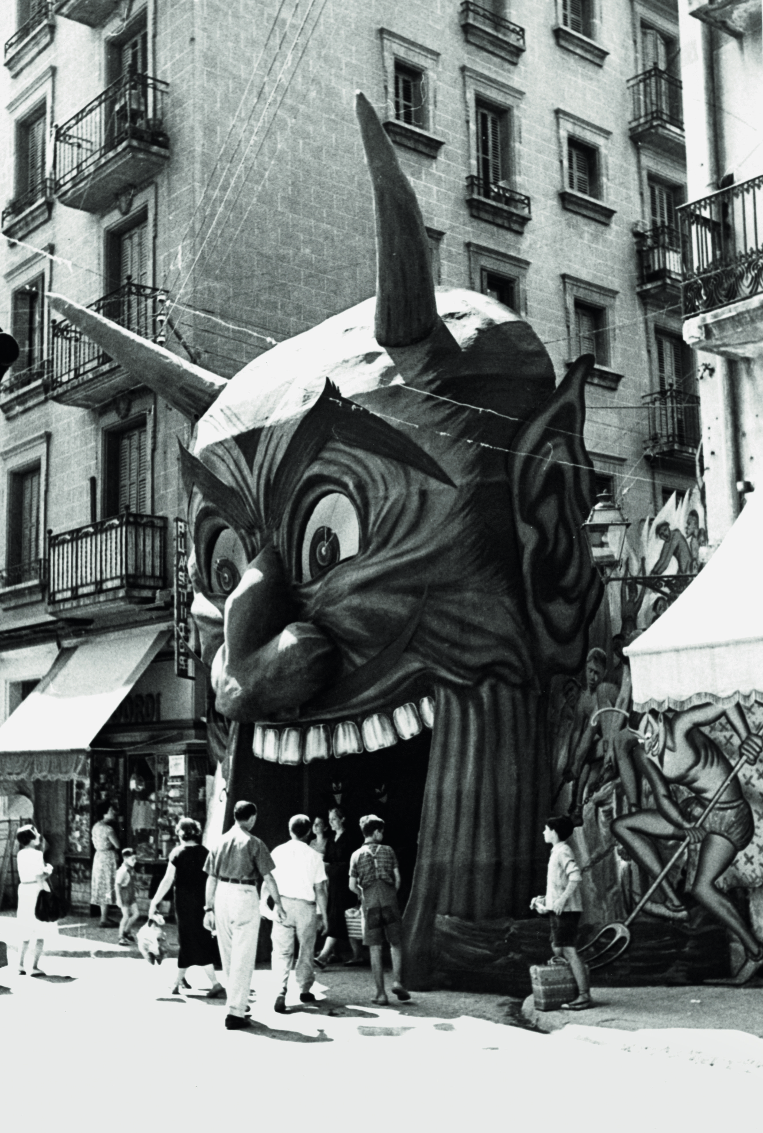 Enramades i portalades: la Festa Major de Sants a través de la història