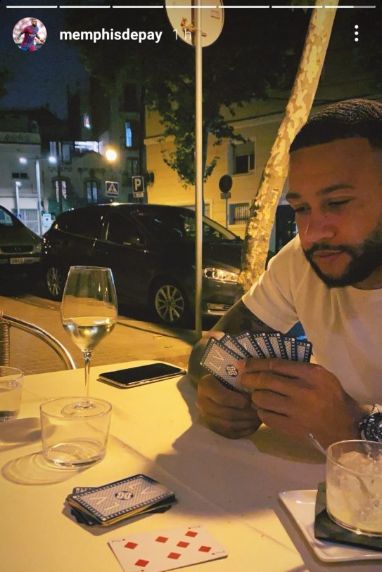 Memphis Depay jugando cartas instagram TUIT