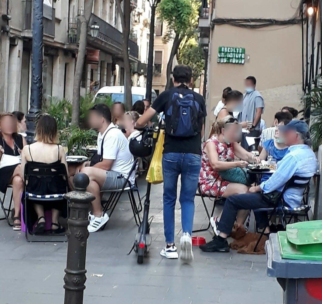 ¿Y yo por dónde paso? 300 fotodenuncias contra la manga ancha en las terrazas