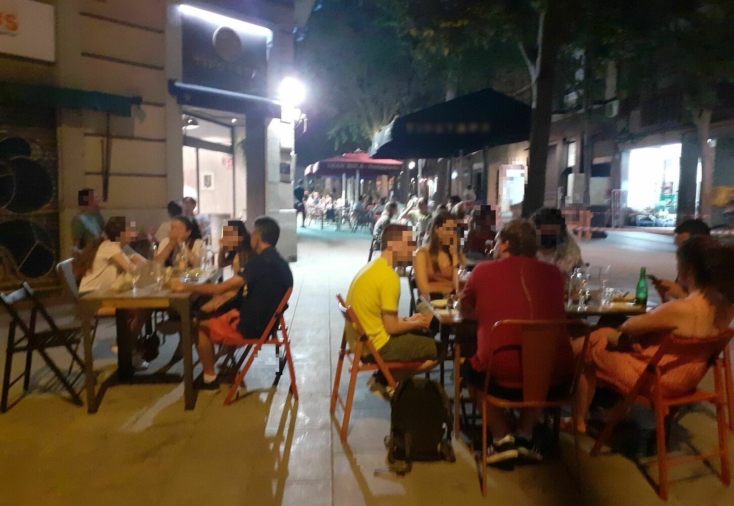 Les terrasses de Barcelona haurien de tancar més d'hora?