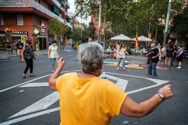 Meridiana Resisteix bailando sardanas - Montse Giralt