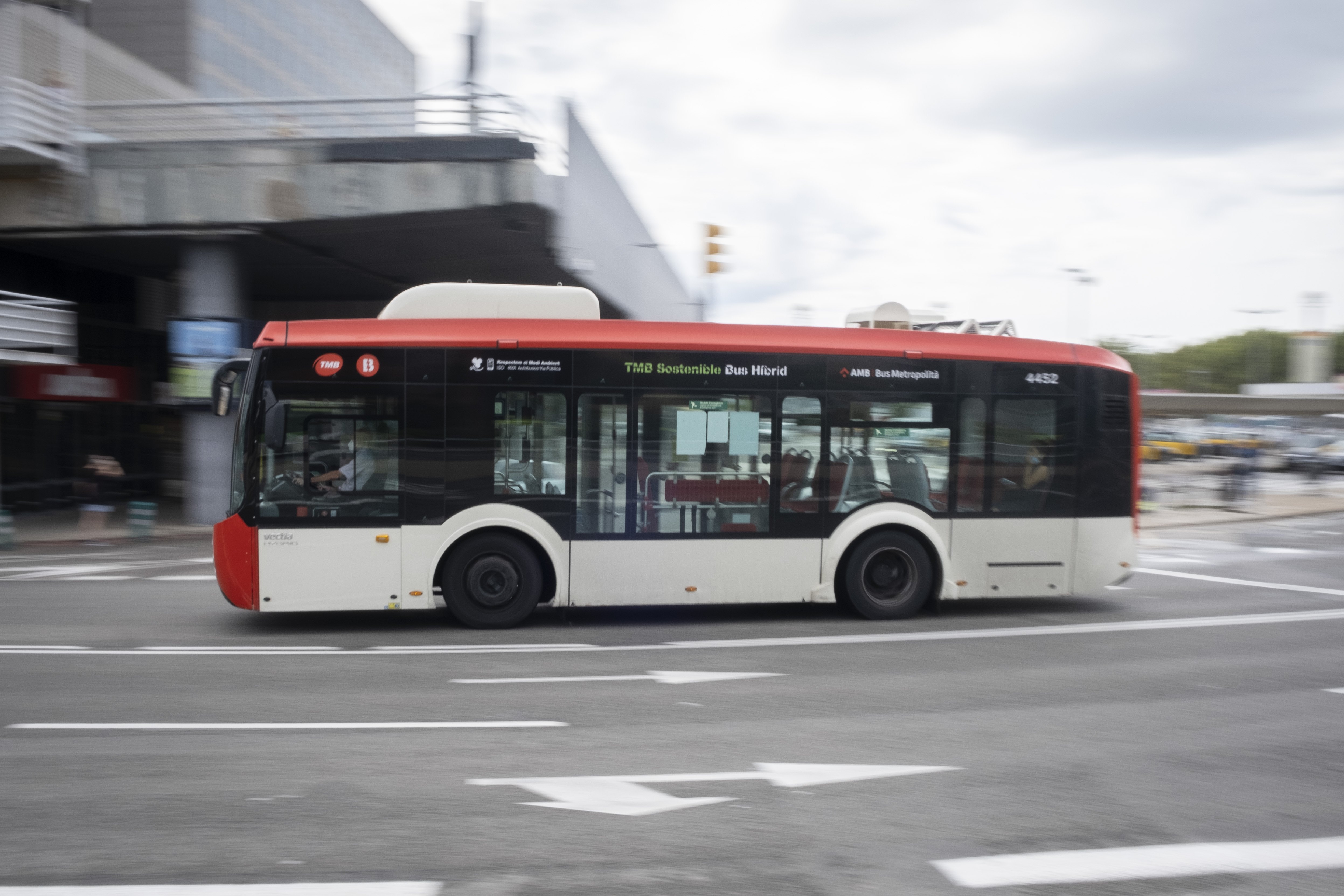 Una madre denuncia que un conductor de TMB retuvo a sus hijas en el bus